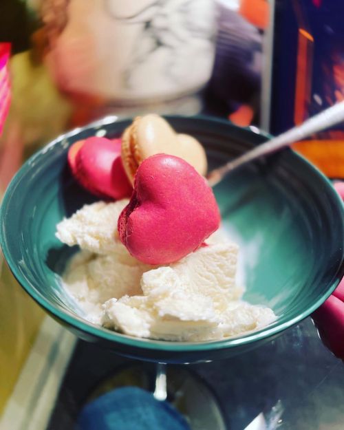 Macarons and Tillamook Vanilla Bean Icecream.
https://www.instagram.com/p/CoOZfRYMiuD/?igshid=NGJjMDIxMWI=